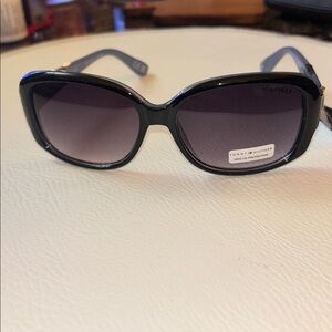 ❤️BRAND NEW WITH TAGS❤️Tommy Hilfiger Navy Sunglasses